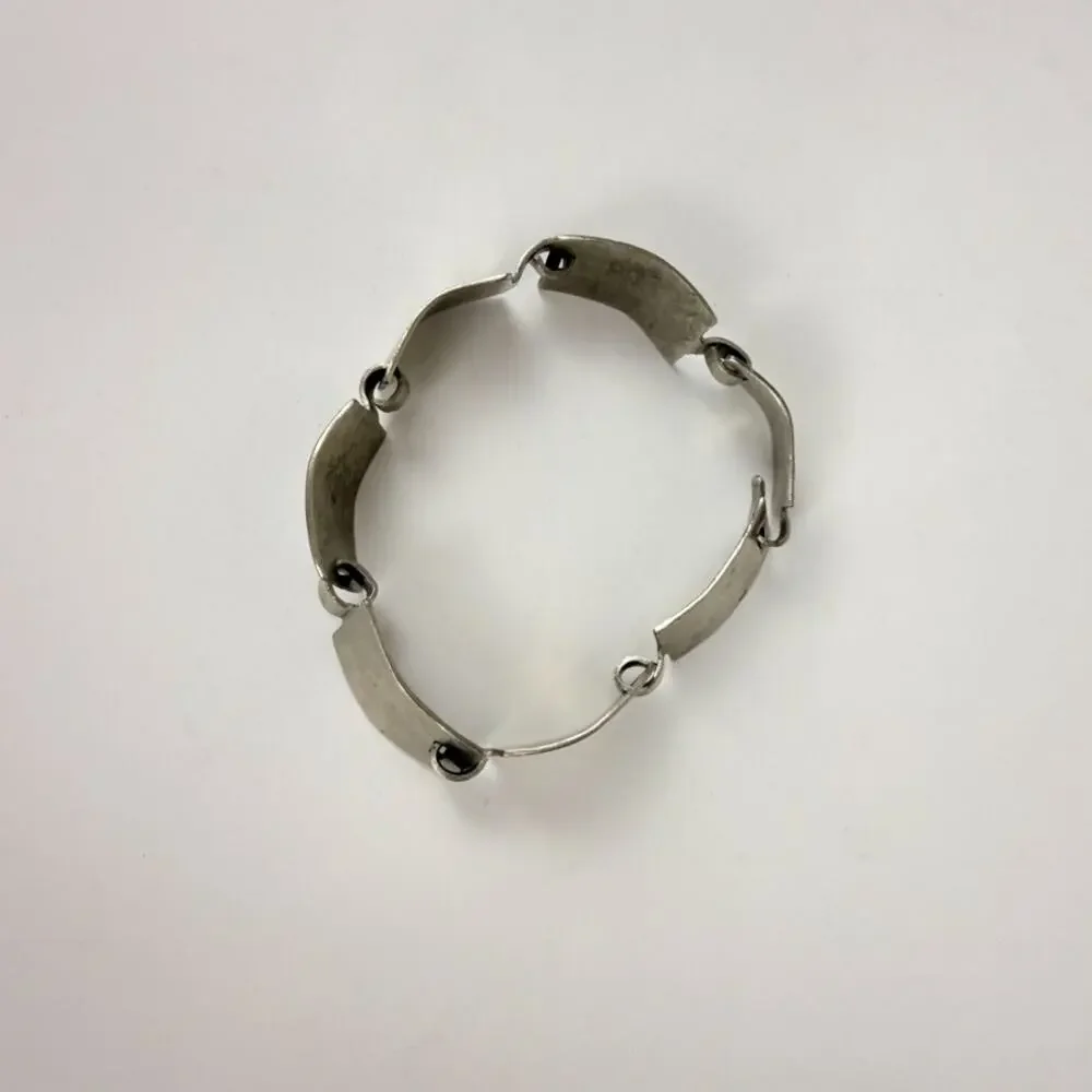 Silvery Lightweight Bracelet - Picture 3 of 10